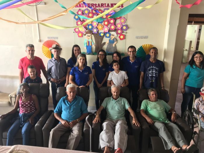 ENTREGA DE POLTRONAS NO LAR DO IDOSO